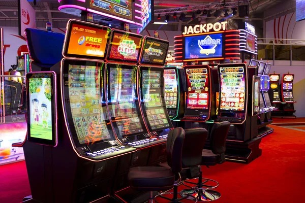 nero4d live casino dealer in action at roulette table